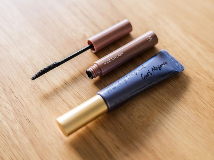 画像: 手前から「ミルキータッチ オールデイロングアンドカールマスカラ ミッドナイトブルー」、「ウォンジョンヨ ヌードアイラッシュ 01」／ともに本人私物 出典：ftn