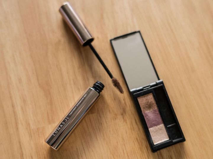 画像: 左から「ルナソル フェザリーアイブロウジェル 01」、「セルヴォーグ インディケイト アイブロウパウダー 08」／ともに本人私物 出典：ftn