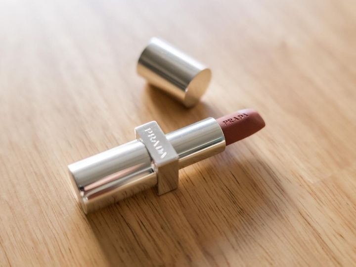 画像: 「プラダ ビューティ モノクローム ウェイトレス リップカラー B101」／本人私物 出典：ftn