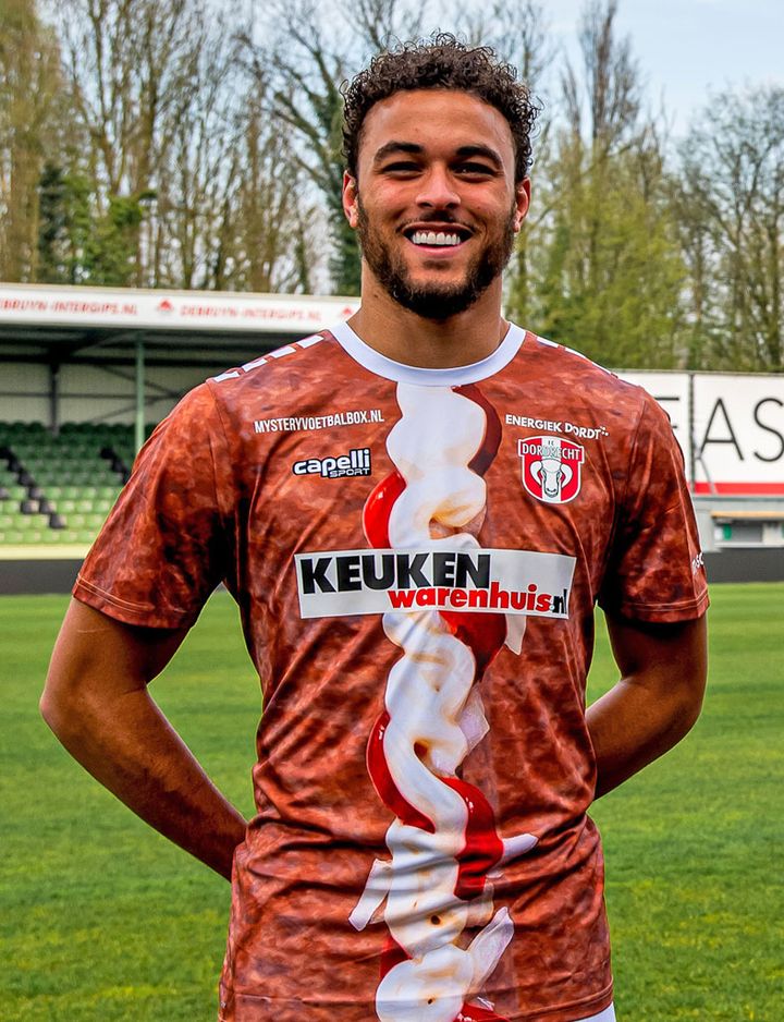 ドルトレヒトが衝撃「ソーセージ」ユニを発表！…もエイプリルフールの嘘と判明 ファンは本気でがっかりする