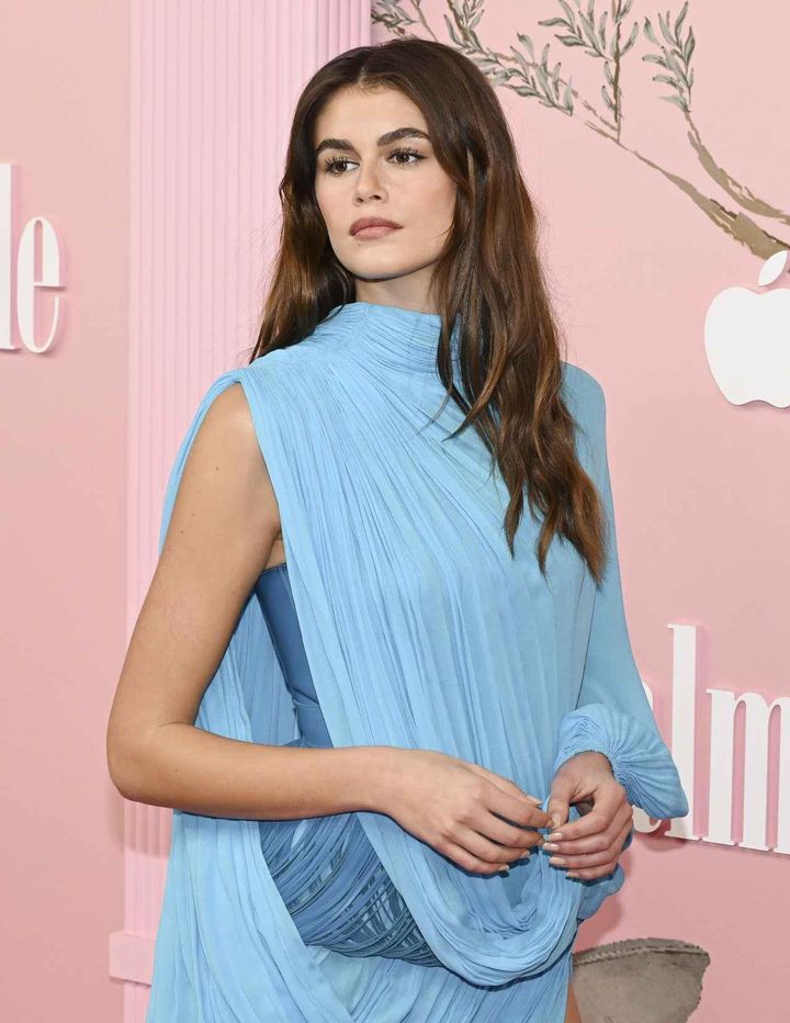 画像1: カイア・ガーバーが持っていたサングラスは何に使うため？