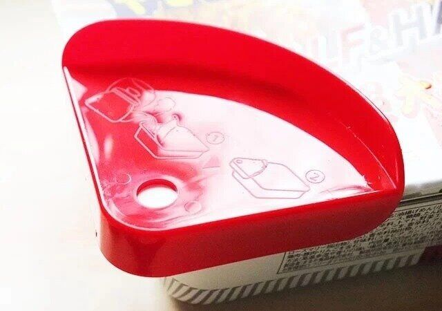 ダイソーのカップ麺フタホルダー レッドの角形使用例