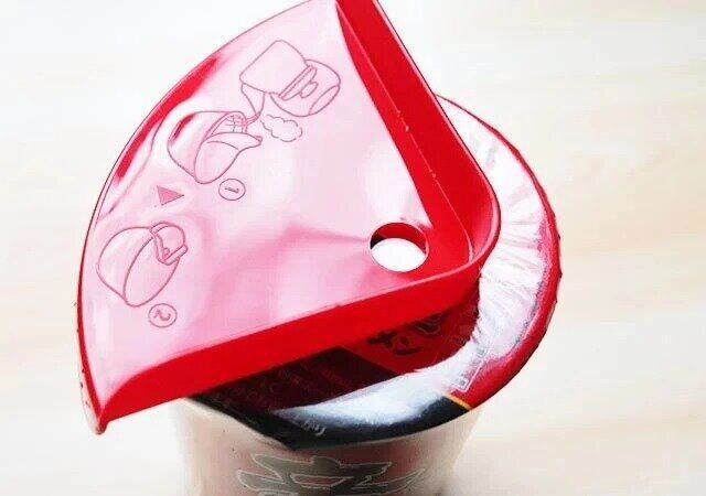 ダイソーのカップ麺フタホルダー レッドは小さいカップ麺にも使える