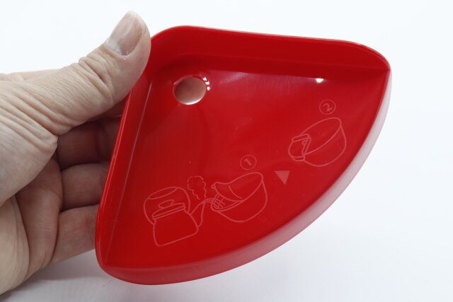 ダイソーのカップ麺フタホルダー レッドは向きで使い分けることができる