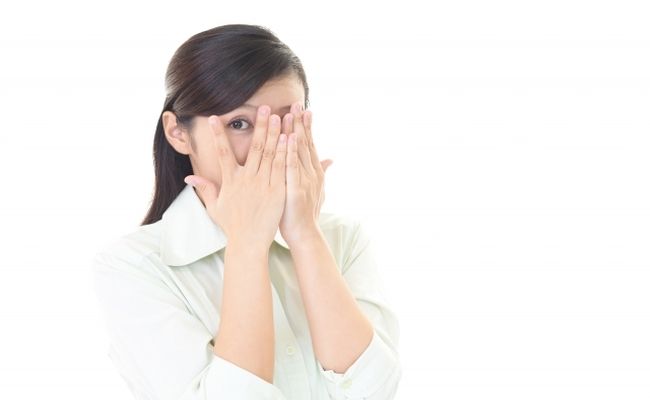 のぞき見する人のイメージ