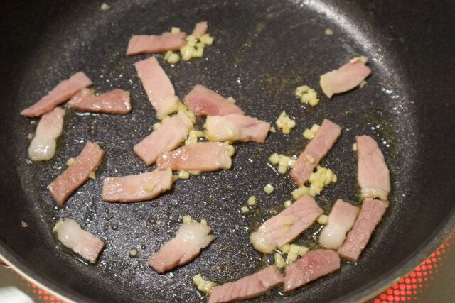 春キャベツのオートミールリゾット レシピ ベーコンを炒める