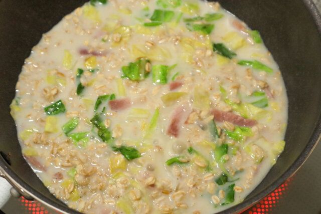 春キャベツのオートミールリゾット レシピ 牛乳と調味料を入れて煮る