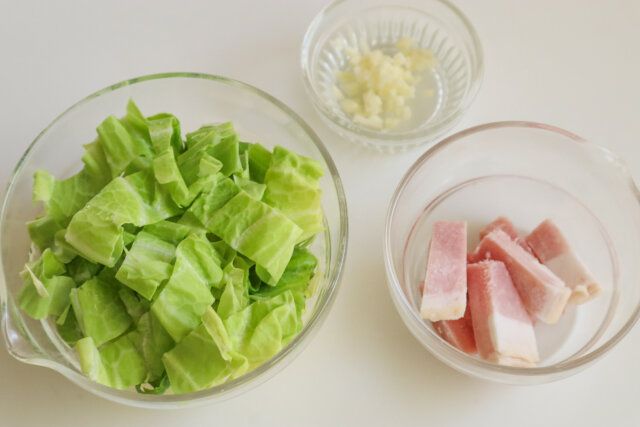 春キャベツのオートミールリゾット レシピ 材料を切る