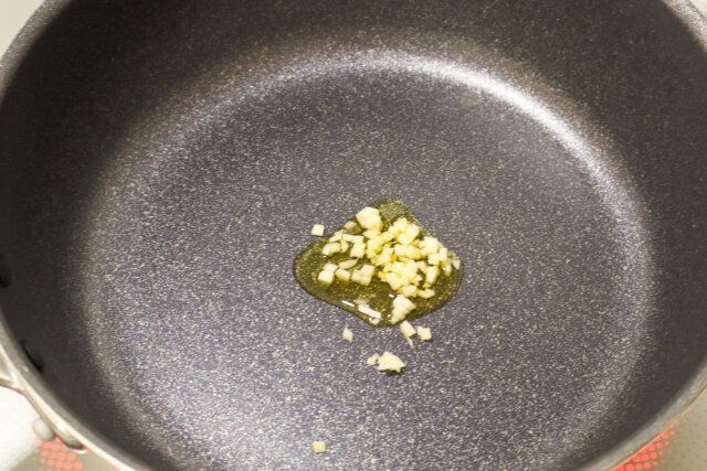 春キャベツのオートミールリゾット レシピ にんにくとオリーブオイルを熱し香りを立たせる