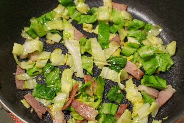 春キャベツのオートミールリゾット レシピ キャベツを炒める