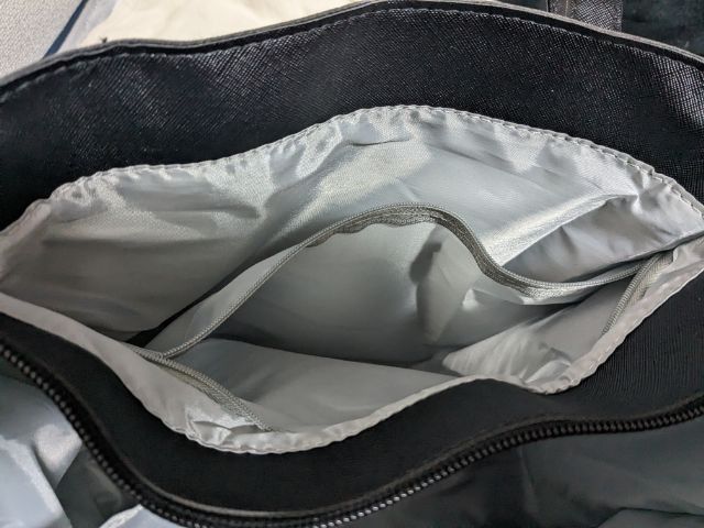 ファスナー付きポケット