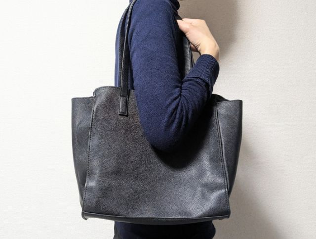 バッグを肩にかけたところ