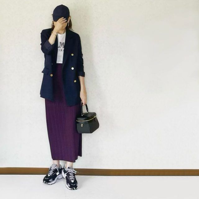 GU「紺ブレスカートコーデの女性」