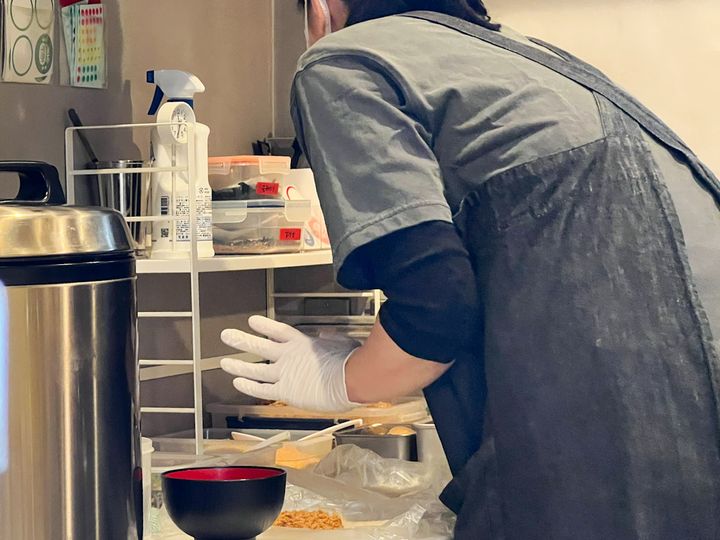 厨房に立つ「東京巷口飯糰店」のスタッフ