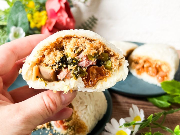 手に持った「香腸飯糰」