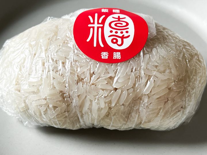 ビニール袋に包まれた「香腸飯糰」