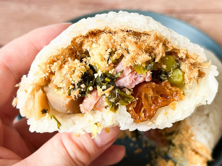 手に持った「香腸飯糰」