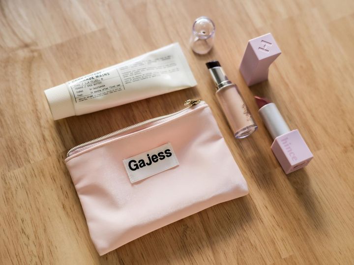 画像: 上から時計まわりに「ル ラボ ハンドポマード ヒノキ」、「ラカ ボンディンググロウリップスティック ＃216」、「ヒンス ムードインハンサーマット M016」、【ガジェス】のポーチ／すべて本人私物 出典：ftn