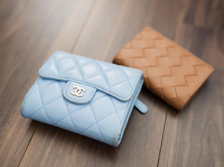 画像: 【シャネル】の財布、【ボッテガ・ヴェネタ】のカードケース／ともに本人私物 出典：ftn