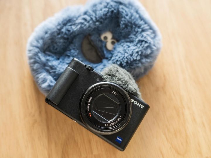 画像: 「SONY VLOGCAM ZV-1」、雑誌付録のポーチ／ともに本人私物 出典：ftn