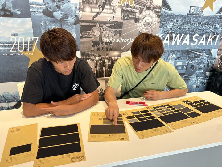 川崎フロンターレ、新作「オフィシャルスーツ」が登場！ブラウンカラーで“大人の雰囲気”を演出