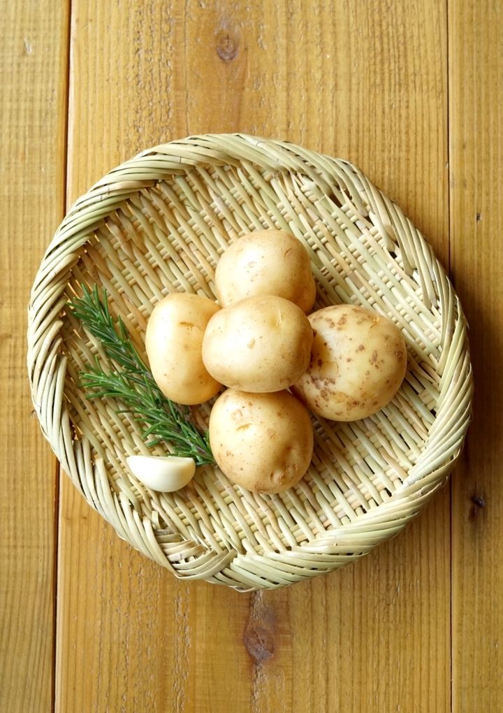 手軽にビストロ気分が味わえる！新じゃがのローズマリーフライドポテト【料理家 あやかの旬野菜を使ったアペロおつまみ vol.9 〜レシピで旅するヨーロッパ〜】