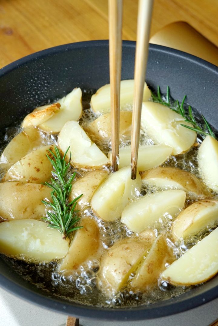 手軽にビストロ気分が味わえる！新じゃがのローズマリーフライドポテト【料理家 あやかの旬野菜を使ったアペロおつまみ vol.9 〜レシピで旅するヨーロッパ〜】