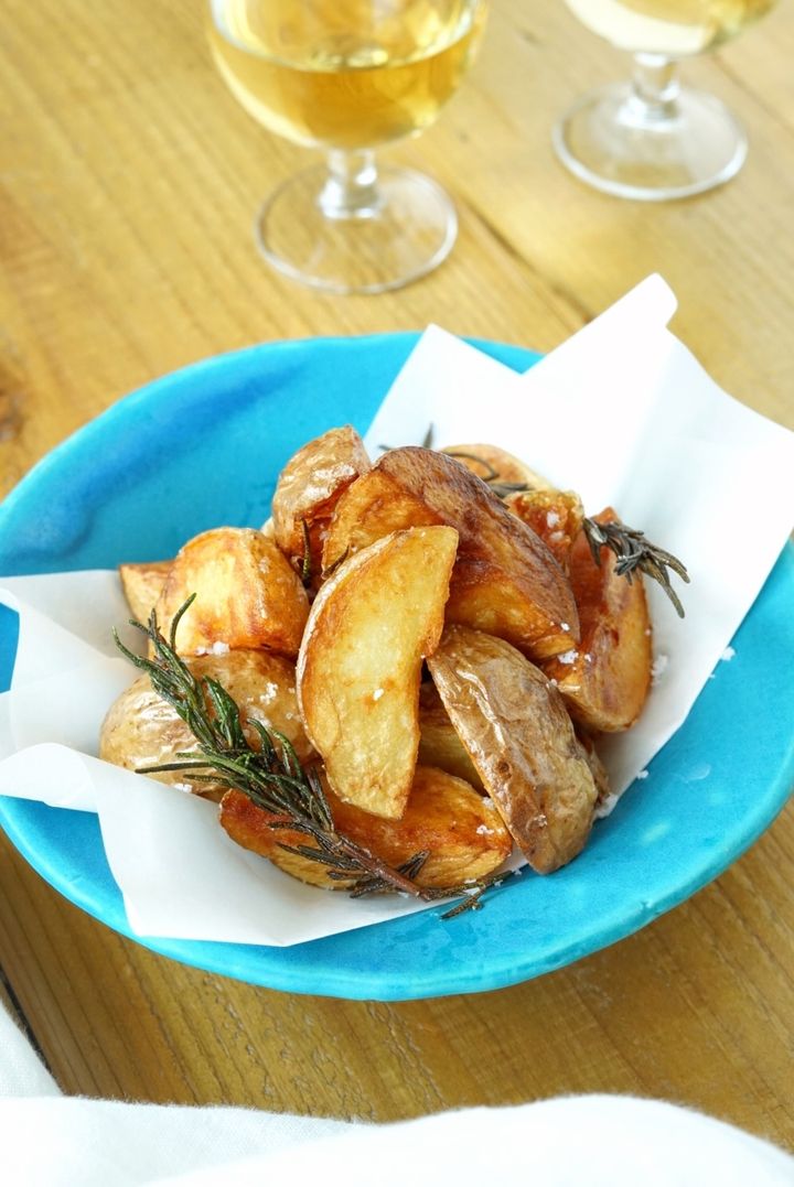 手軽にビストロ気分が味わえる！新じゃがのローズマリーフライドポテト【料理家 あやかの旬野菜を使ったアペロおつまみ vol.9 〜レシピで旅するヨーロッパ〜】