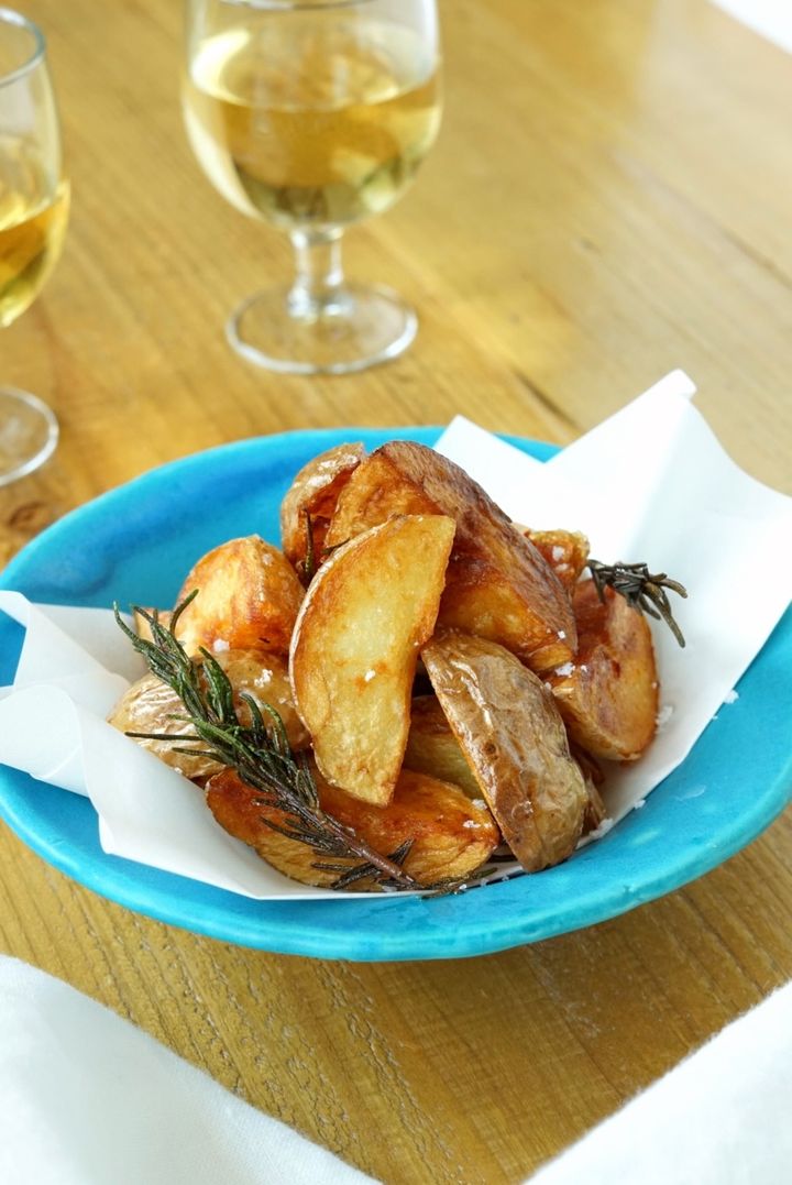 手軽にビストロ気分が味わえる！新じゃがのローズマリーフライドポテト【料理家 あやかの旬野菜を使ったアペロおつまみ vol.9 〜レシピで旅するヨーロッパ〜】