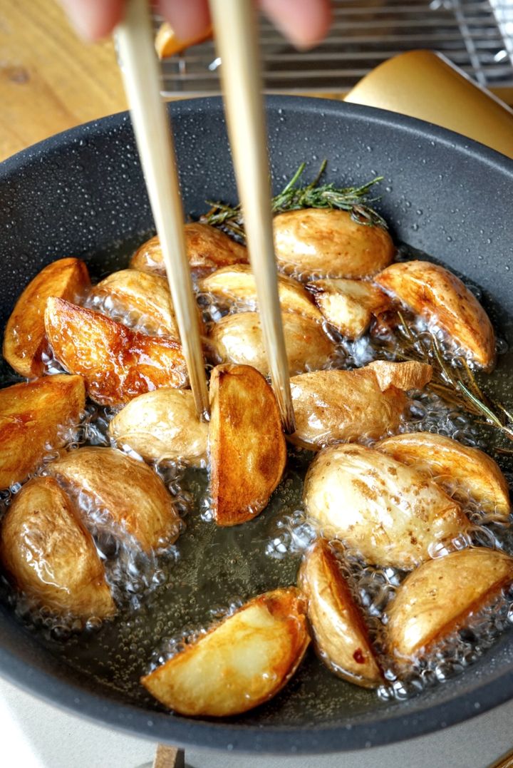 手軽にビストロ気分が味わえる！新じゃがのローズマリーフライドポテト【料理家 あやかの旬野菜を使ったアペロおつまみ vol.9 〜レシピで旅するヨーロッパ〜】