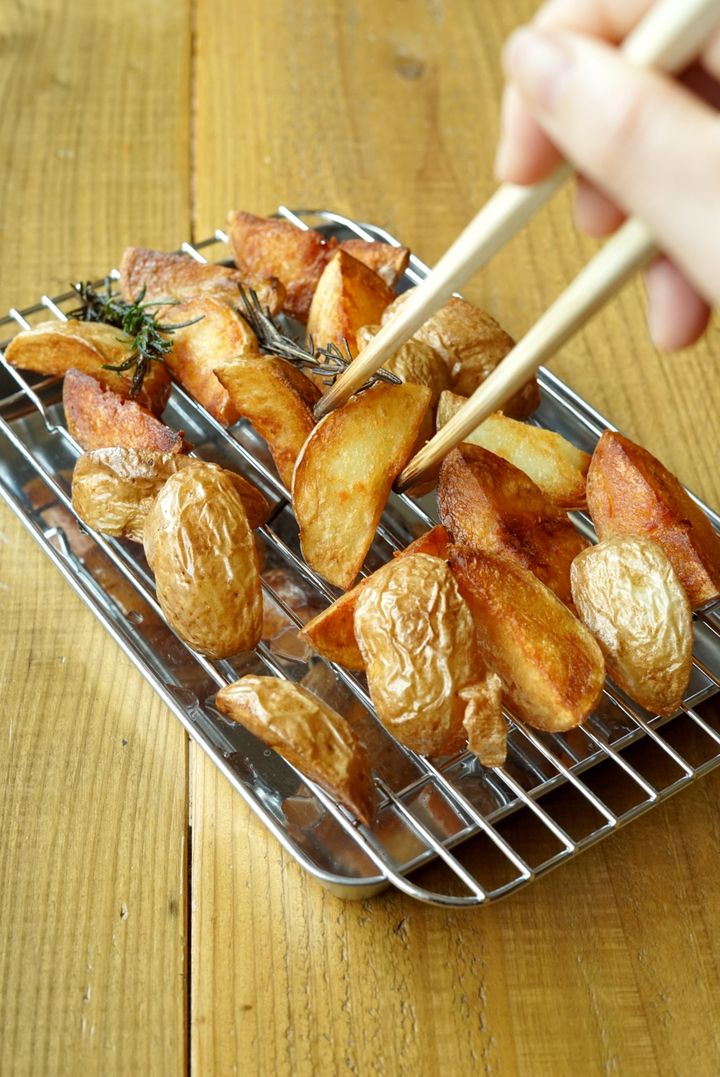 手軽にビストロ気分が味わえる！新じゃがのローズマリーフライドポテト【料理家 あやかの旬野菜を使ったアペロおつまみ vol.9 〜レシピで旅するヨーロッパ〜】