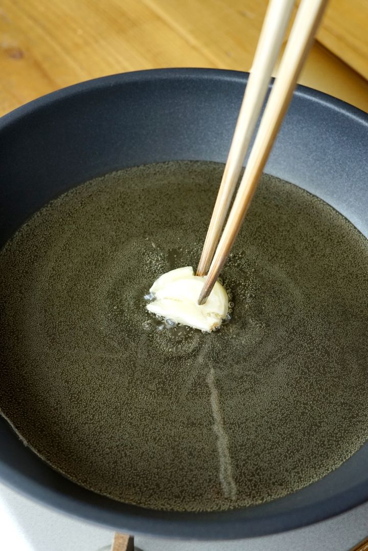 手軽にビストロ気分が味わえる！新じゃがのローズマリーフライドポテト【料理家 あやかの旬野菜を使ったアペロおつまみ vol.9 〜レシピで旅するヨーロッパ〜】