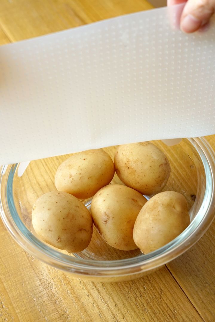 手軽にビストロ気分が味わえる！新じゃがのローズマリーフライドポテト【料理家 あやかの旬野菜を使ったアペロおつまみ vol.9 〜レシピで旅するヨーロッパ〜】