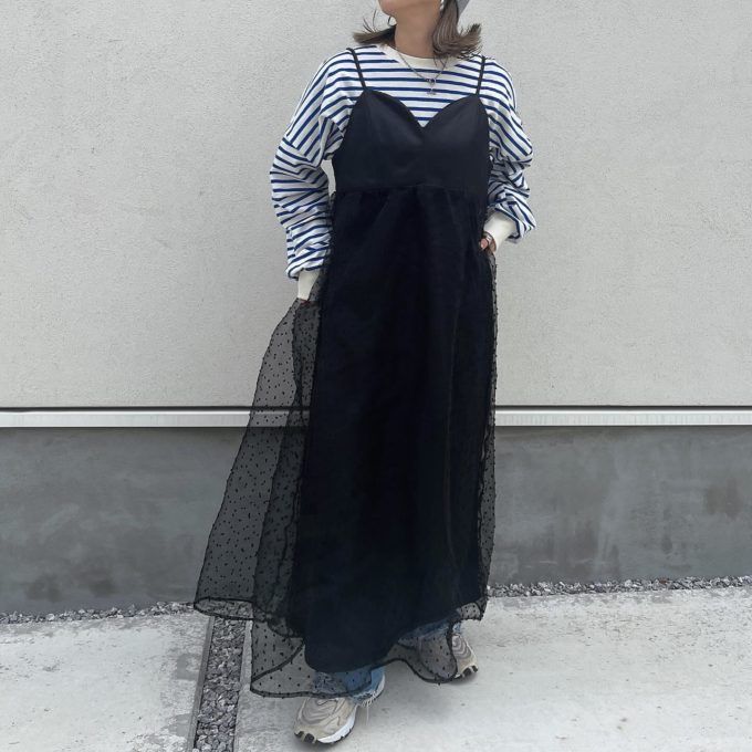 ボーダーオーバーサイズプルオーバー×しまむらのブラックの「2WAYドッキングキャミワンピース」