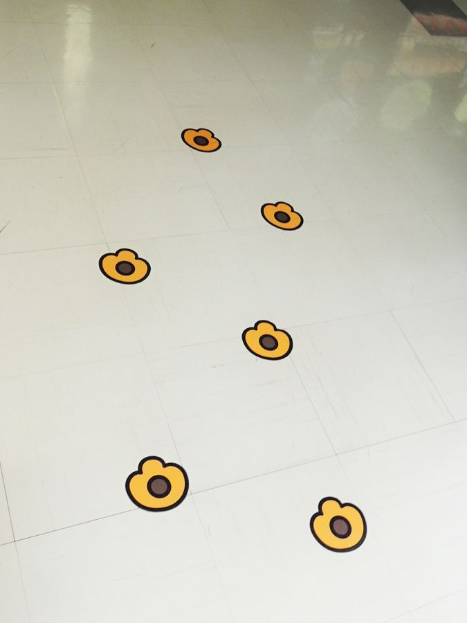 床にコアラのマーチくんのかわいい足跡が