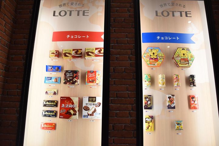 海外で販売されているロッテ商品のパッケージを展示