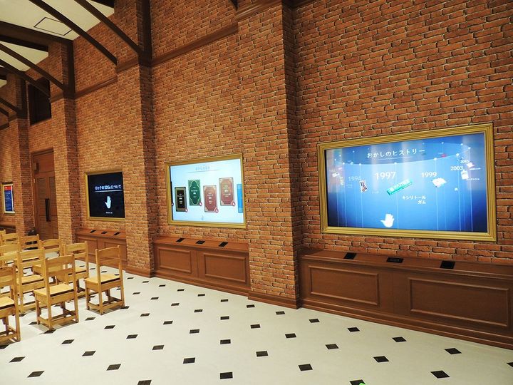 「おかしのヒストリー」「おかし大百科」などの映像。手をかざしたりすると映像が動きます