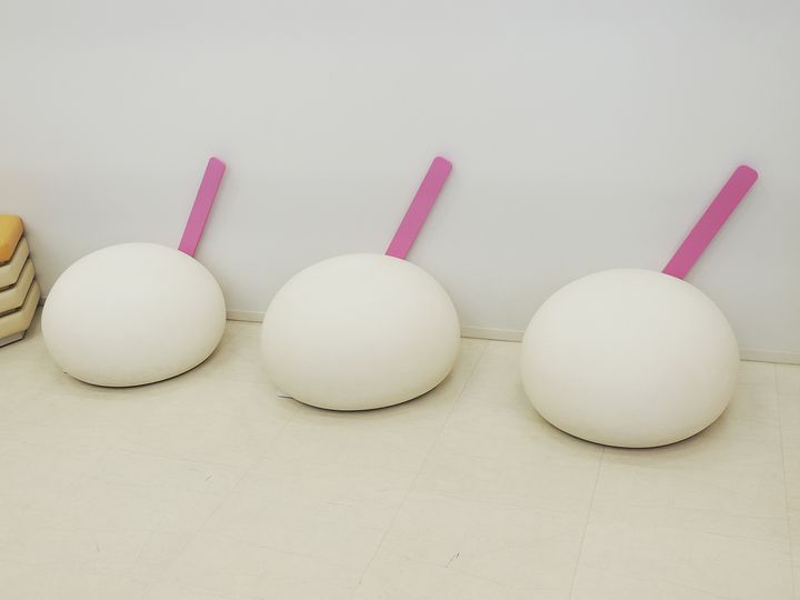 雪見だいふくのイス。隣にはパイの実のイスも