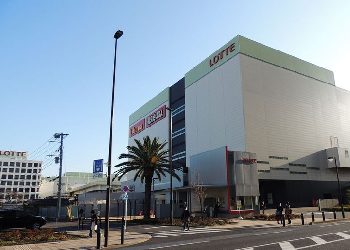 JR武蔵浦和駅西口から線路沿いを歩いて行くとロッテ浦和工場が見えてきます。「おかしの学校」の入口はもう少し先です