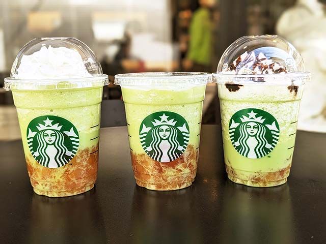 左「スターバックス GOHOBI メロン フラペチーノ®」、中央「スターバックス GOHOBI メロン フラペチーノ® カスタム ノンホイップ シトラス果肉追加」、「スターバックス GOHOBI メロン フラペチーノ® カスタム ライトアイス チョコソース追加」