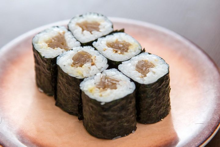 画像: 義両親と【高級寿司屋】へ行くも → 嫁と子どもだけ『かんぴょう巻』！？ 義両親の