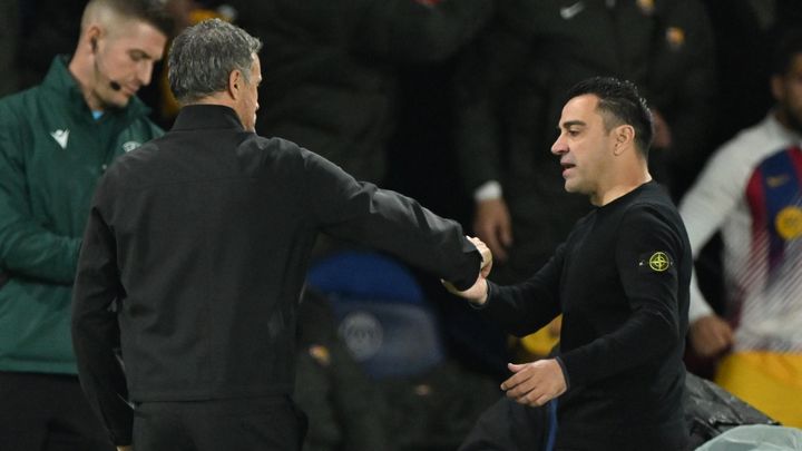 チャビ監督 vs エンリケ監督！元バルサ師弟の再会で見せた「ボクシングのファイティングポーズ」が話題に