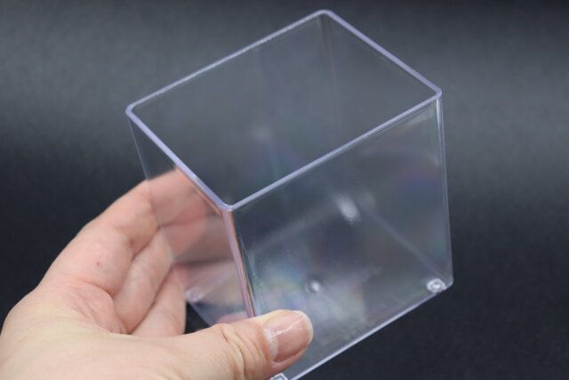 ダイソーの小物ケース（フラットタイプ、クリア、8.5cm×7cm×9.2cm）と小物ケース（切りかきタイプ、クリア、8.5cm×7cm×12.2cm）のシールをはがしたあと