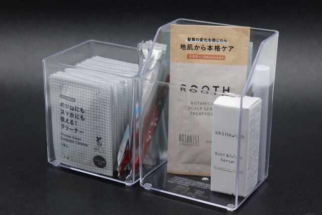 ダイソーの小物ケース（フラットタイプ、クリア、8.5cm×7cm×9.2cm）と小物ケース（切りかきタイプ、クリア、8.5cm×7cm×12.2cm）の使用例