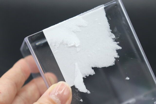 ダイソーの小物ケース（フラットタイプ、クリア、8.5cm×7cm×9.2cm）と小物ケース（切りかきタイプ、クリア、8.5cm×7cm×12.2cm）はシールがはがしにくい