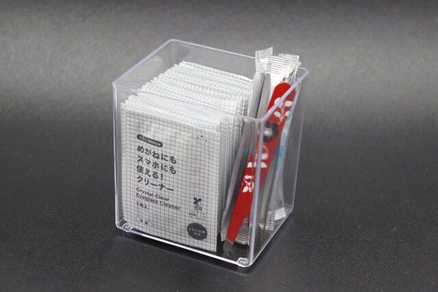 ダイソーの小物ケース（フラットタイプ、クリア、8.5cm×7cm×9.2cm） 