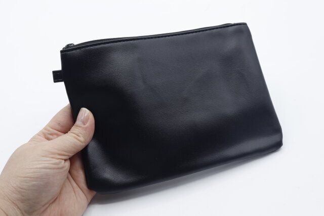 ダイソーのフラットポーチ（合皮）の生地感
