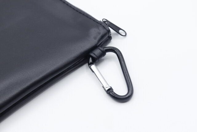 ダイソーのフラットポーチ（合皮）はループ付き