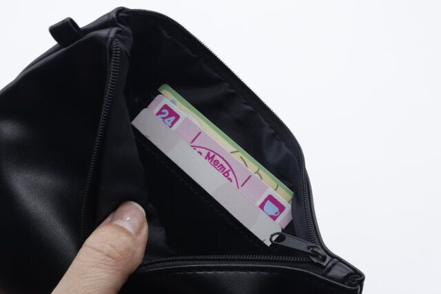 ダイソーのフラットポーチ（合皮）のカードポケット