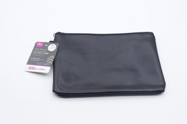 ダイソーのフラットポーチ（合皮）の商品タグ